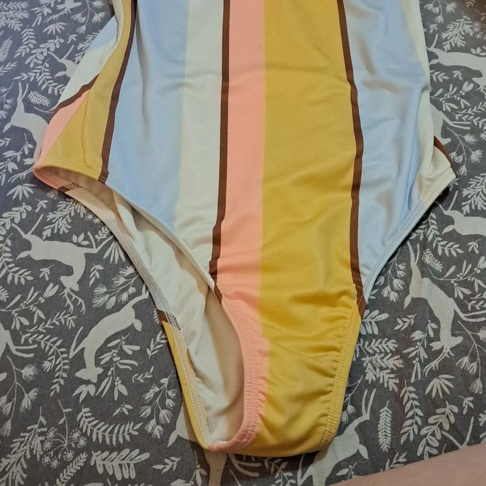 NWT BILLABONG SUIT SIZE SMALL - Picture 2 of 3